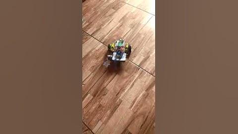 Robô que desvia de obstáculo utilizando plataforma arduino