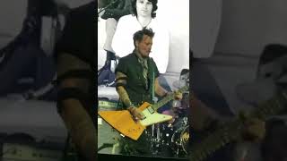 Johnny Depp playing guitar (LIVE) Resimi