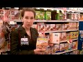 Alexandria Hardy of Lancaster General Health gives tips on breakfast snacks during a grocery tour at