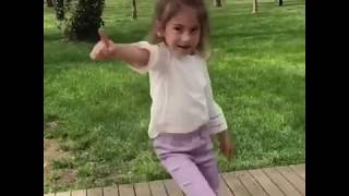 Minik Şeyma Piknikte Dans Ediyor