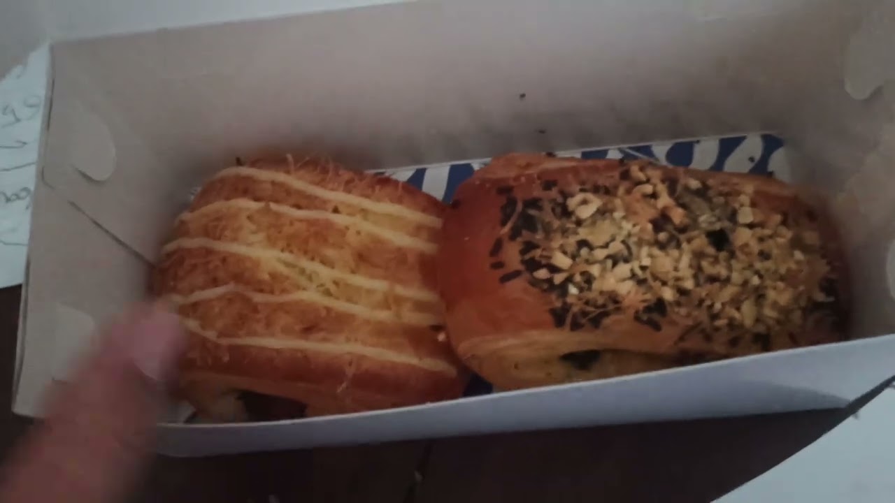 Penampakan Pastry Croissant Rasa Pisang Keju Coklat Kacang Cronat Bakery Bengkel Roti Enak Lezat