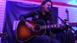 &#39;4K&#39; Laura Cox, &#39;Bad luck blues&#39;, Juvisy, &#39;Music &amp; Sons&#39;, acoustic showcase, 22.11.2019