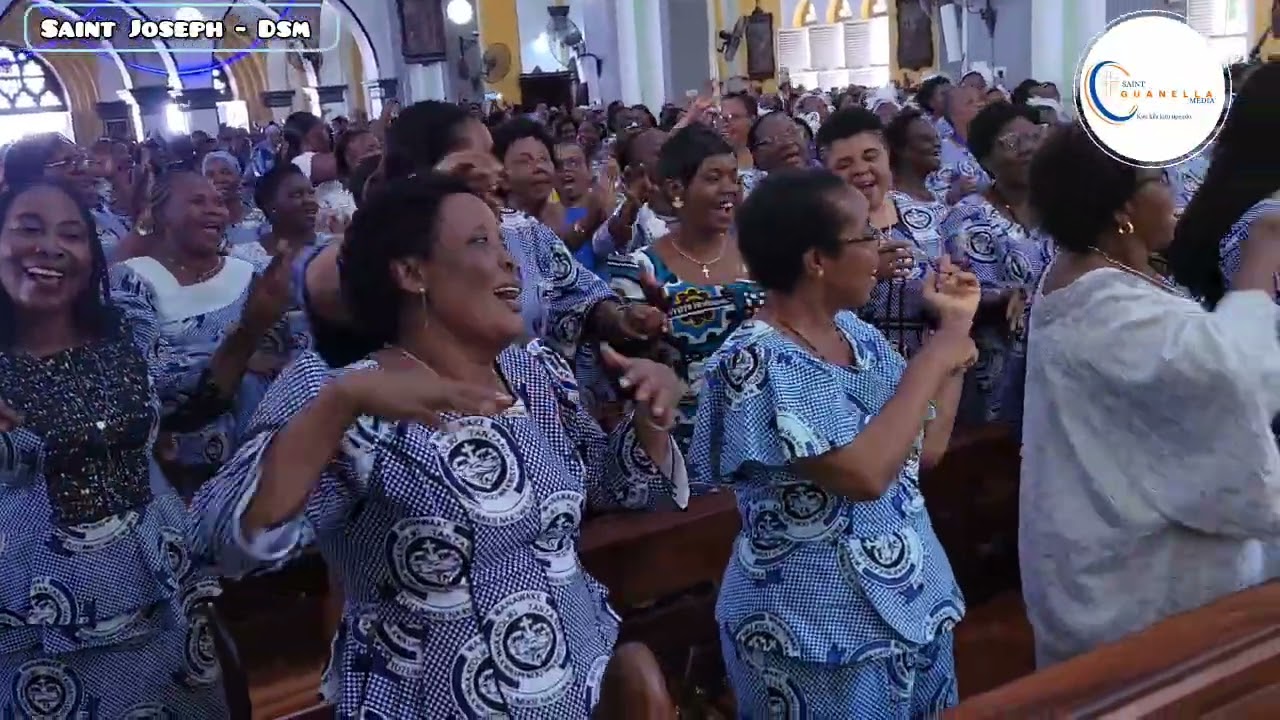 Askofu Msaidizi Henry Mchamungu Awaomba Wawata Waimbe Wimbo Mimi Mkatoliki.