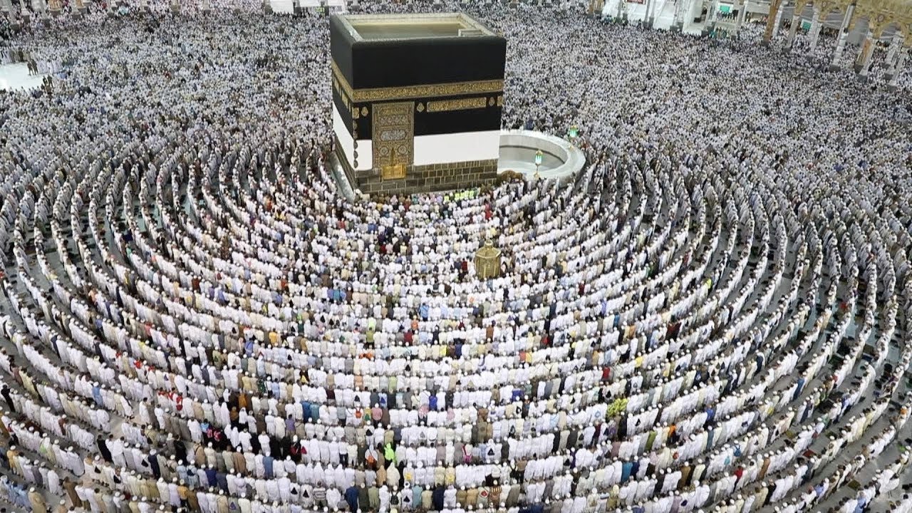 Download Thousands of Muslim worshippers perform prayers around the Kaaba