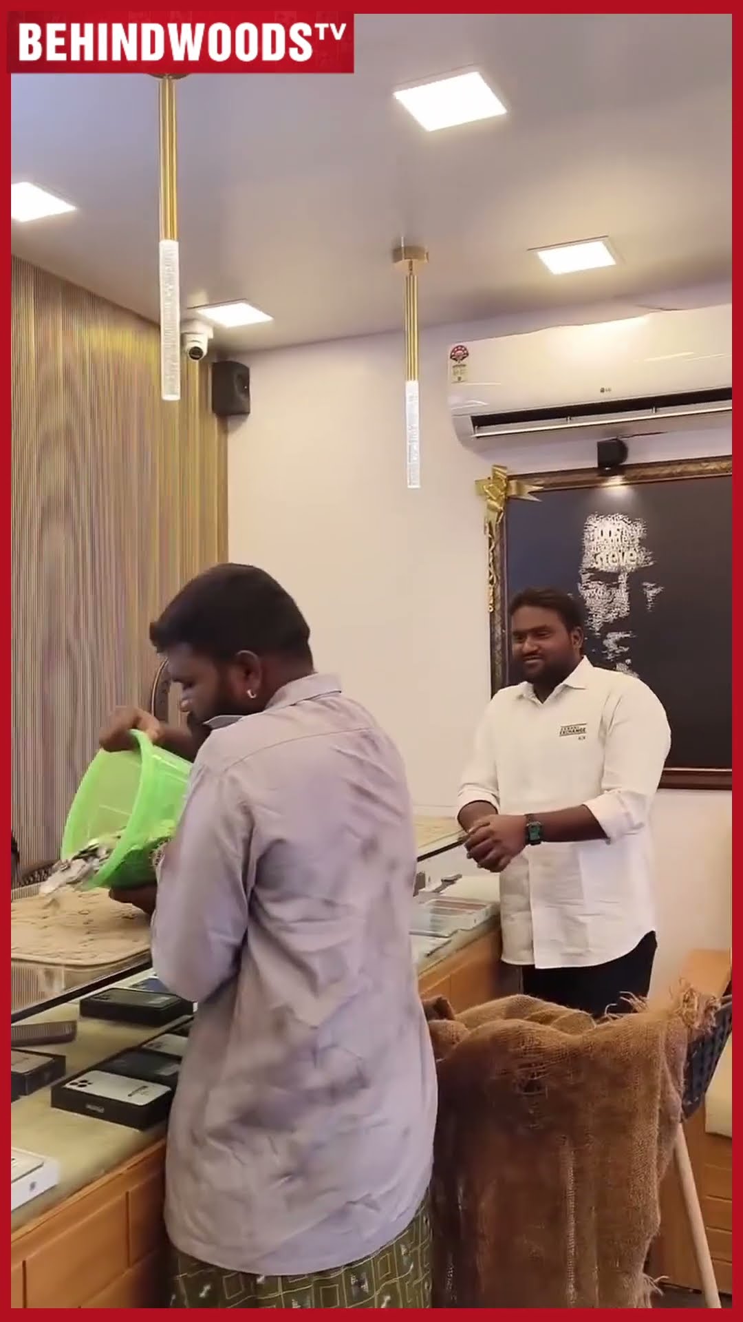 I Phone என்ன விலை ?அழுக்கு சட்டையில வந்த நபர் சாக்குமூட்டை Full-ஆ பணம்