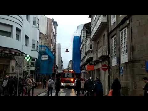 Los bomberos sofocan un incendio iniciado en el cableado eléctrico de una obra en la calle Oliva