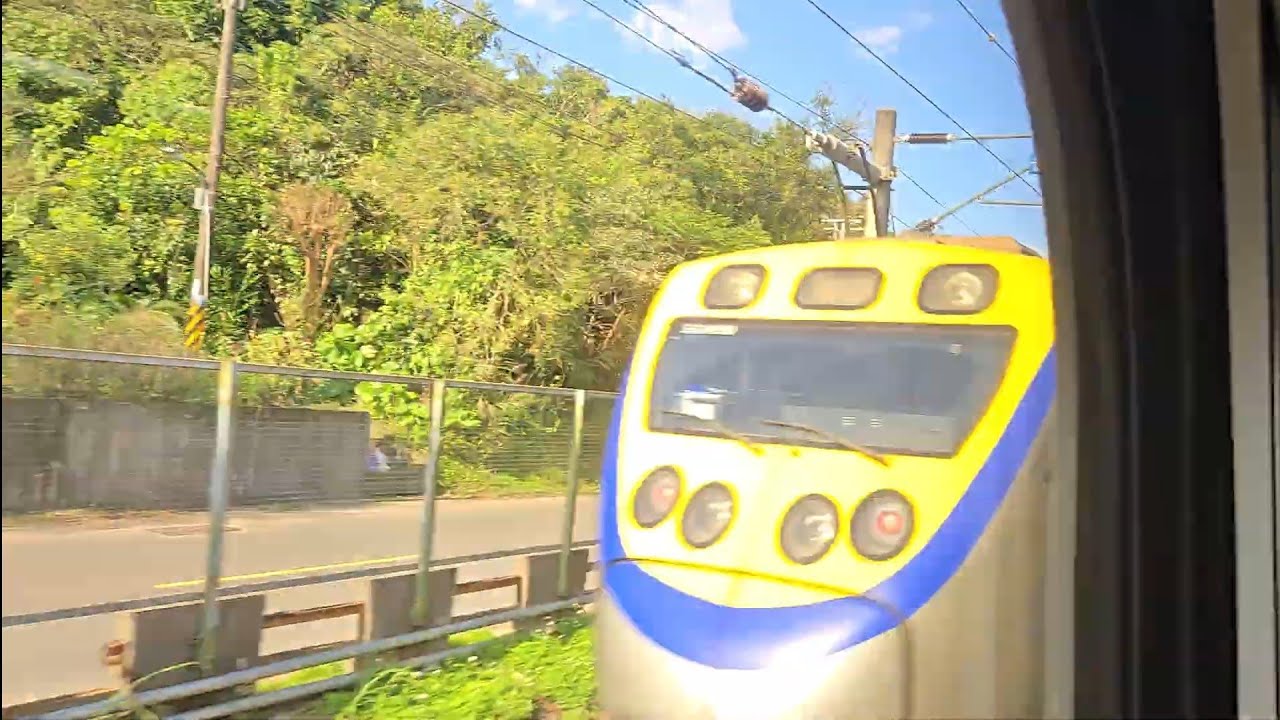 4198次樹林發車開往蘇澳的EMU800型八輛二編組EMU891車王+EMU892編組二代微笑號區間車，和1211次瑞芳發車經由宜蘭線開往新竹的銀綠色微笑號EMU900型十輛一編組EMU950區間車