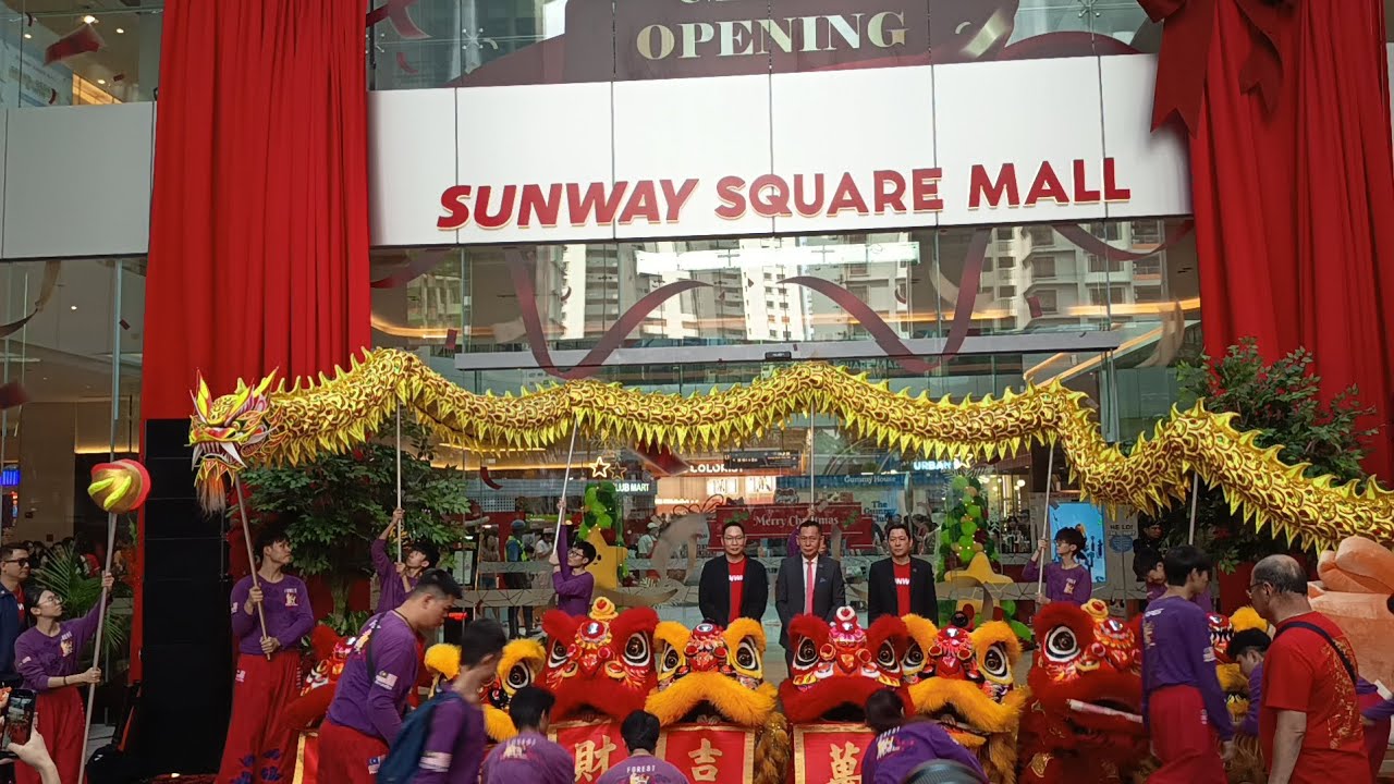 12 декабря 2025 г. - Танец льва и дракона Квонг Нгай на торжественном открытии торгового центра S...