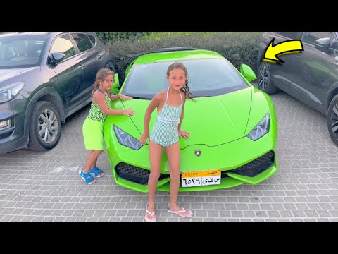 عربية بلون المايوة في الشاطي