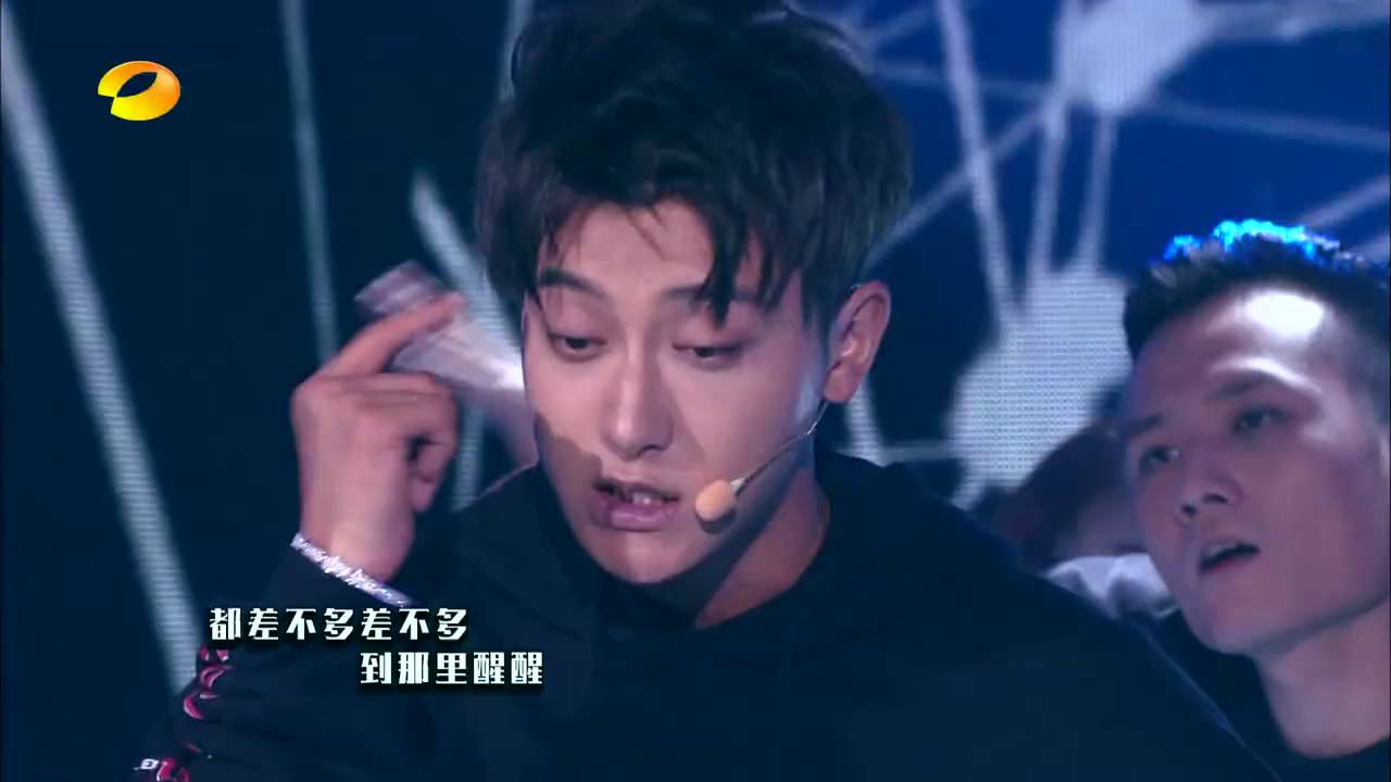 《快乐大本营》精彩看点: 迷妹们hold住了！黄子韬炫酷献唱《Black White》帅炸天 Happy Camp Recap【湖南卫视官方版】