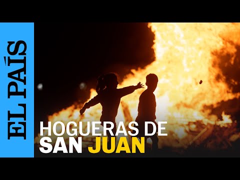 Imágenes de las hogueras de la noche de San Juan en varias ciudades de España | EL PAÍS