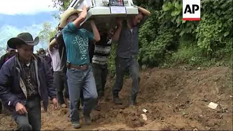 Entierran en su pueblo natal al menor guatemalteco...