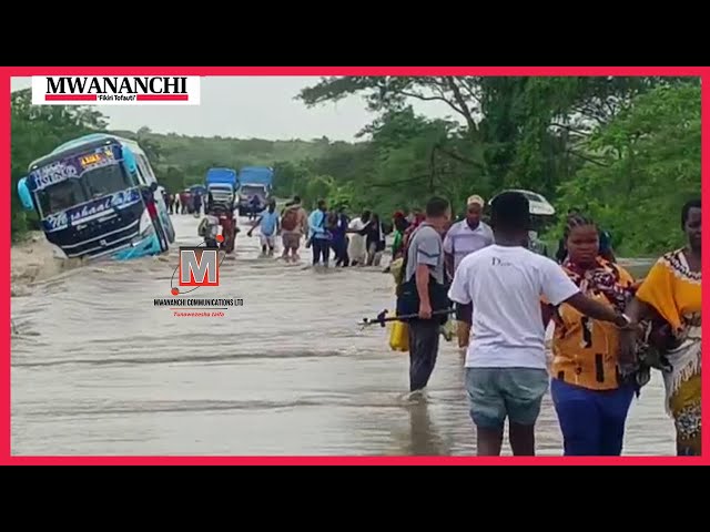 Basi la Dar-Mtwara lanusurika kusombwa na maji Kilwa class=