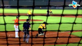 20130716 CPBL 象VS獅 1下 傳球快又準 王峻杰成功抓到偷跑的潘武雄