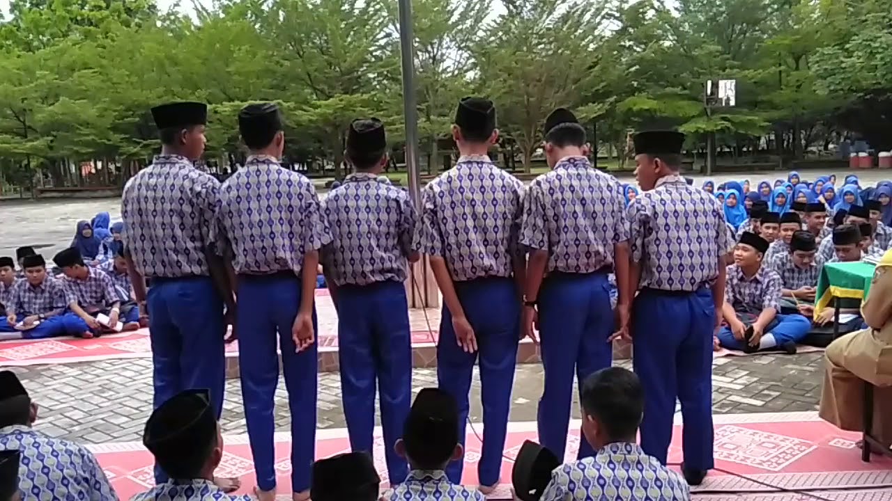 bernyanyi dengan 7 bahasa...dengar nya geregetan smp 34 pekanbaru