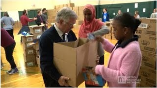 Mayor Cooper & students from Two Rivers Middle School fill food boxes