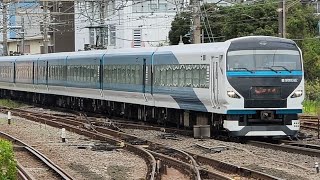 E257系2000番台NA-10編成+2500番台NC-32編成が平塚駅4番線を通過するシーン