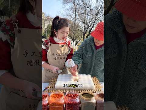 عندما قامت الأخت بإطعام جدتها الجائعة مجانا    