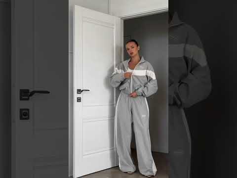 Спортивний жіночий костюм-двійка оверсайз сіро-білий, спортивний костюм з плащівки, відео 3