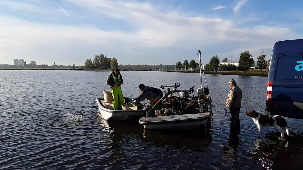 Het leeg vissen Surfplas Krimpen aan den IJssel