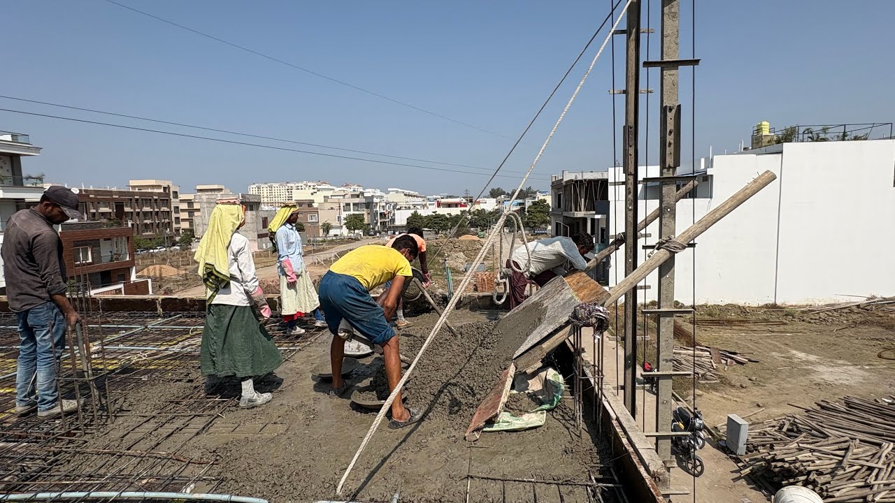 मिनाल मैं आज हमारी साईट पर दूसरी छत की ढलाई चल रही थी उसका एक छोटा सा वीडियो १५७५ एसकेएफ