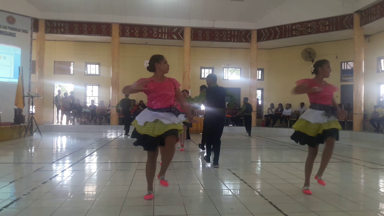 Tarian Yosim Pancar (Yospan) Fakultas Ekonomi dan Bisnis Unmus