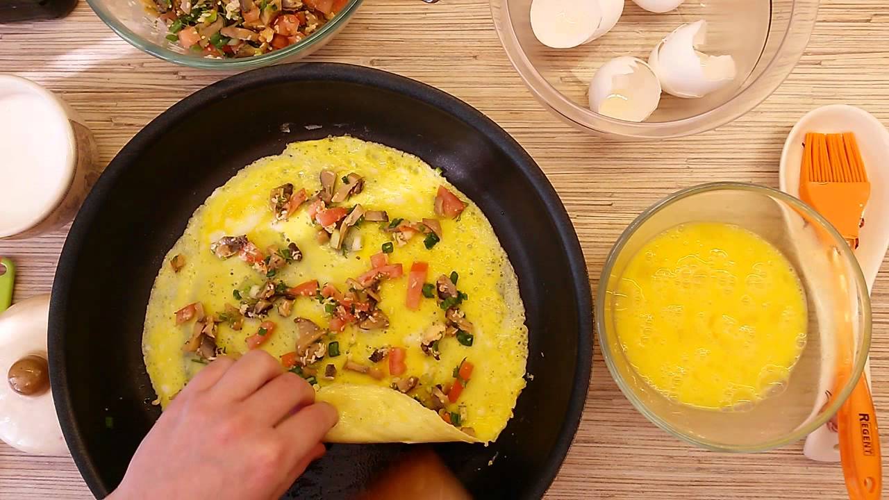 Яичный рулет (омлет) с грибами, помидорами и сыром
