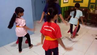 Latihan tari betawi. Ragam dasar
