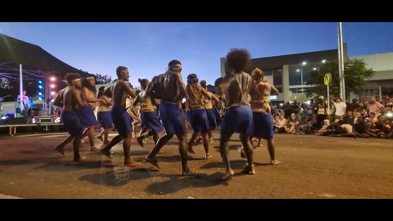 Solomon Islands dance performed at LEETON.  来自所罗门群岛的朋友，在澳洲Leeton的舞蹈表演，