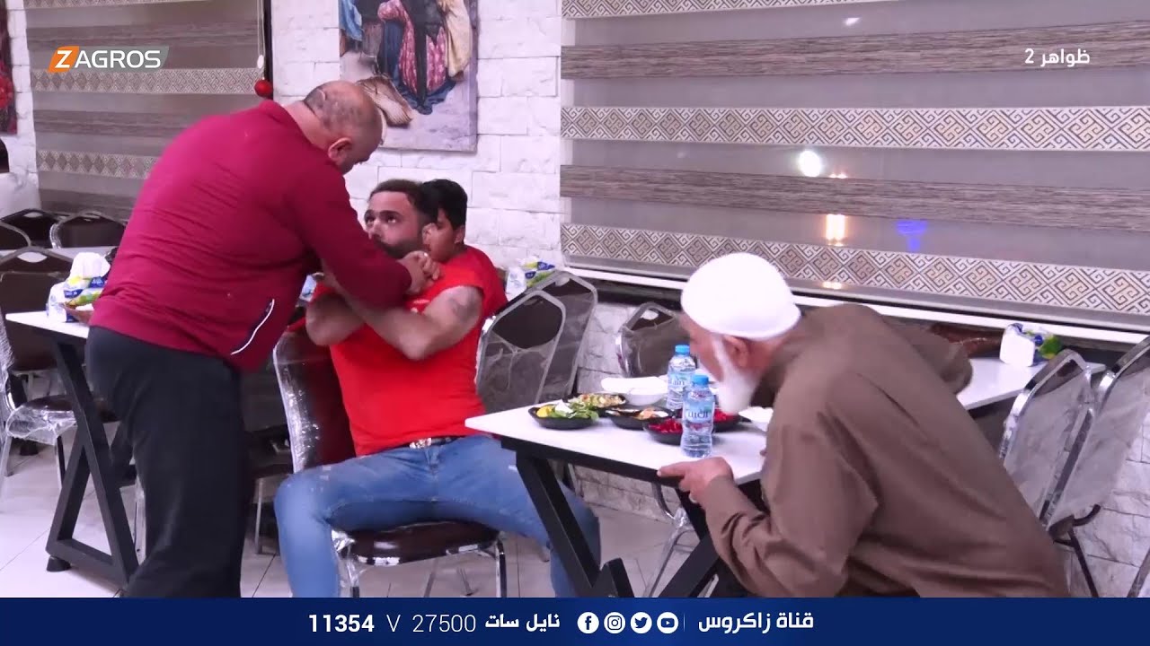 بعد سماعه التطاول على الاب.. شاب لم يتحمل الموقف ويتدخل لايقاف ذلك بالقوة | ظواهر2