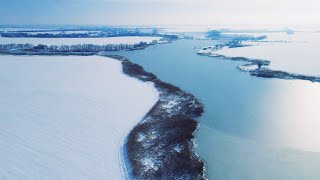 Зимний пейзаж с высоты птичьего полета. Реки и поля зимой | Футажи красивая природа [4K]