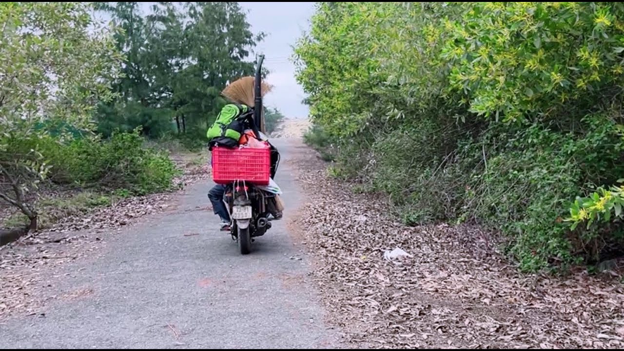 Какой-то мужчина остановил нас, когда мы начали чистить СТРАШНЫЙ тротуар, ведущий к пляжу.