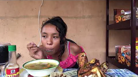 Preparando una rica y deliciosa sopa de gallina  (...