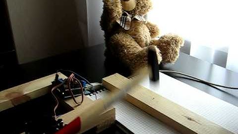 Сервопривод с молотком и обратной связью