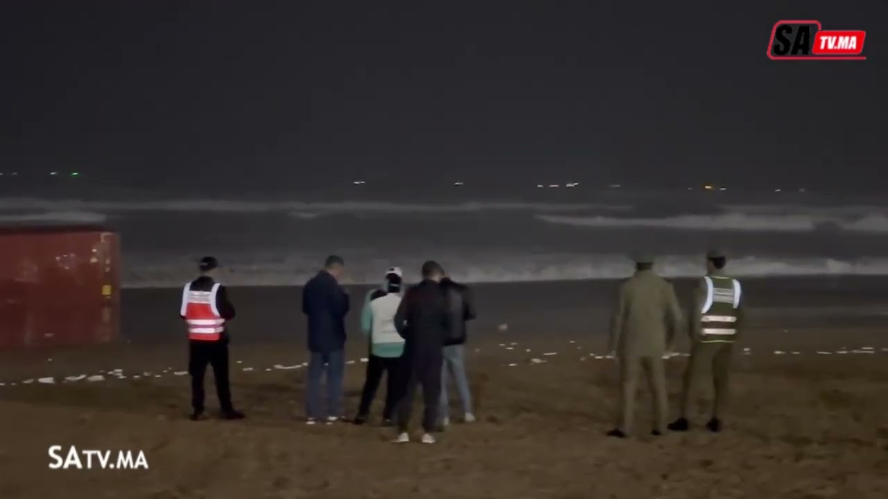 الدار البيضاء شاطئ عين الذياب بـالدار البيضاء: البحر يلفظ “كونطونير” ضخم واستنفار أمني