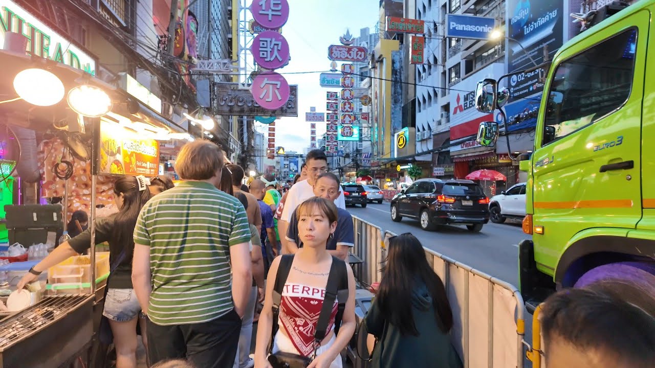 Night Stroll Through Bangkok’s Chinatown: A Culinary Adventure on Yaowarat Street – Video