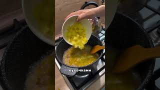 Суп из лисичек   1 лук  1 морковь  200 гр свежие грибы  1,5 литр вода 2 картошка  2 лавровый лист 1