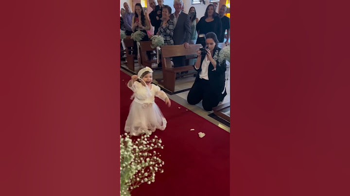 Daminha levando as alianças #daminha #aliança #casamento