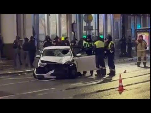 В Петербурге автомобиль сбил двух человек на пешеходном переходе