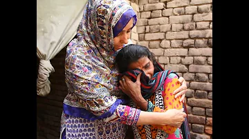 A Poor widow works hard for her children's | Poverty in Pakistan | Rah-e-Insaniyat