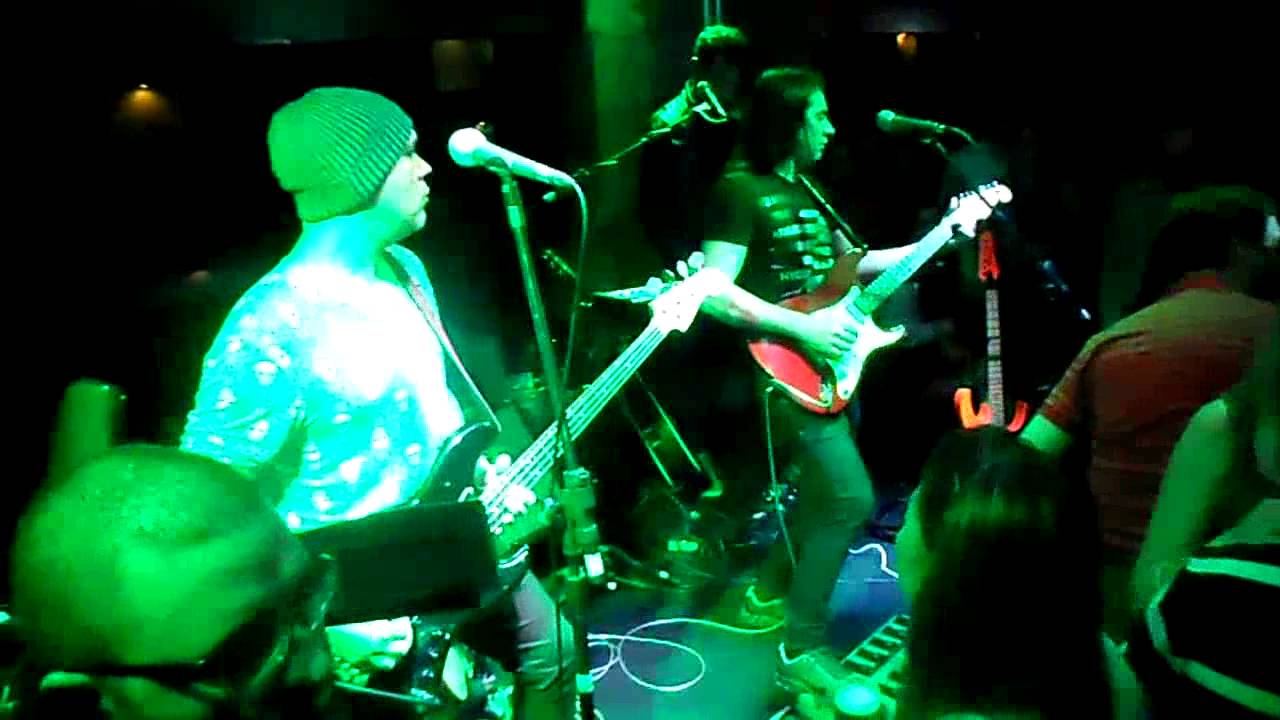 Banda Forum Executando Don't Stop Believing (Journey) no Buxixo Bar - Mogi das Cruzes