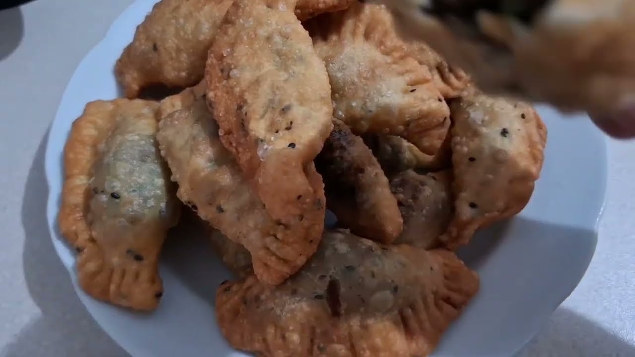 سمبوسك في حلب عاده بنصف شعبان  يعملو السمبوسك ويوزع على روح الأموات 