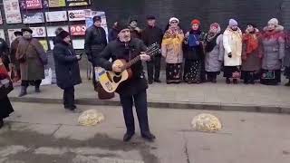 Люди обертались та зупинялись, щоб послухати цю зворушливу пісню від дідуся