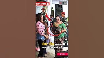 Sedang Asik Berjoget, Warga Tak Sadar Ada Sosok Misterius di Gendongan Ibu-Ibu 😱