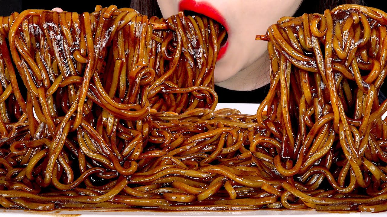 ASMR BLACK BEAN NOODLES JJAJANGMYEON 짜장면 먹방 MUKBANG EATING SOUNDS 咀嚼音ジャージャー麺 | ZOEY ASMR