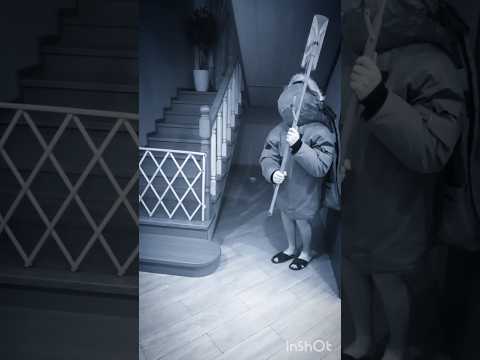 Хейтер прогнал бабайку из-под лестницы 😱👻 #страшилки #хейтер #бабайка #момо #призрак #shorts