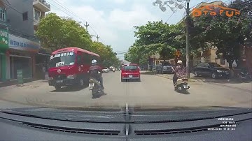 Pha lách qua khe cửa hẹp một cách thần kỳ | Video ghi lại từ camera hành trình WEBVISION S8