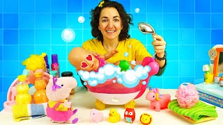 Una vasca nuova per la bambola Baby Born. L&#39;ora del bagnetto. Giochi per i bambini piccoli