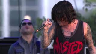 APMAs 2014: Sleeping With Sirens - 'Alone' with MGK