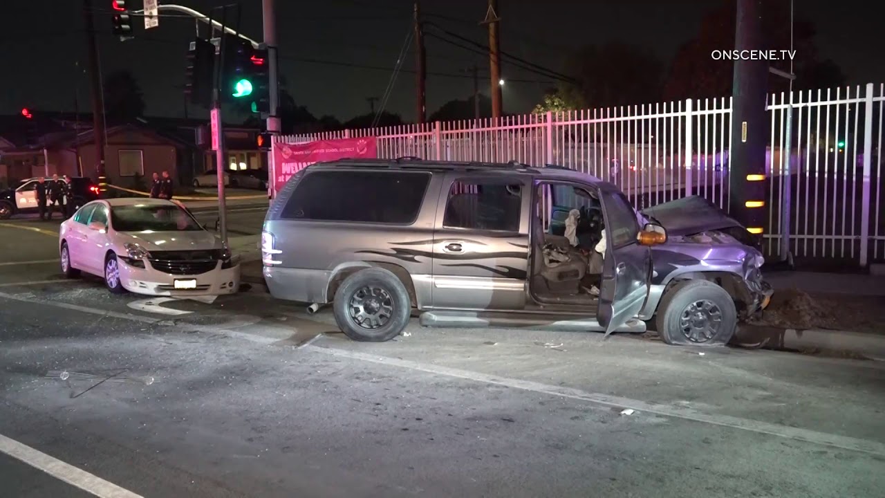 Suspects Flee After Crashing Stolen Vehicle In Santa Ana - YouTube